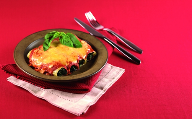 Canelones rellenos con espinacas y salsa de tomate